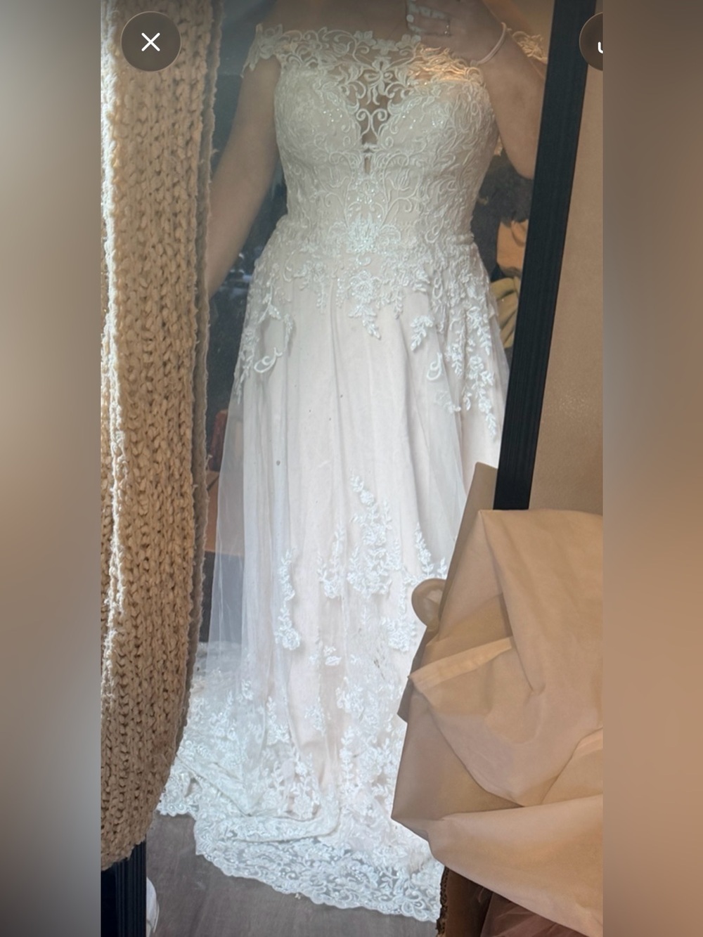 Gorgeous lace aline wedding dress. Size 14.